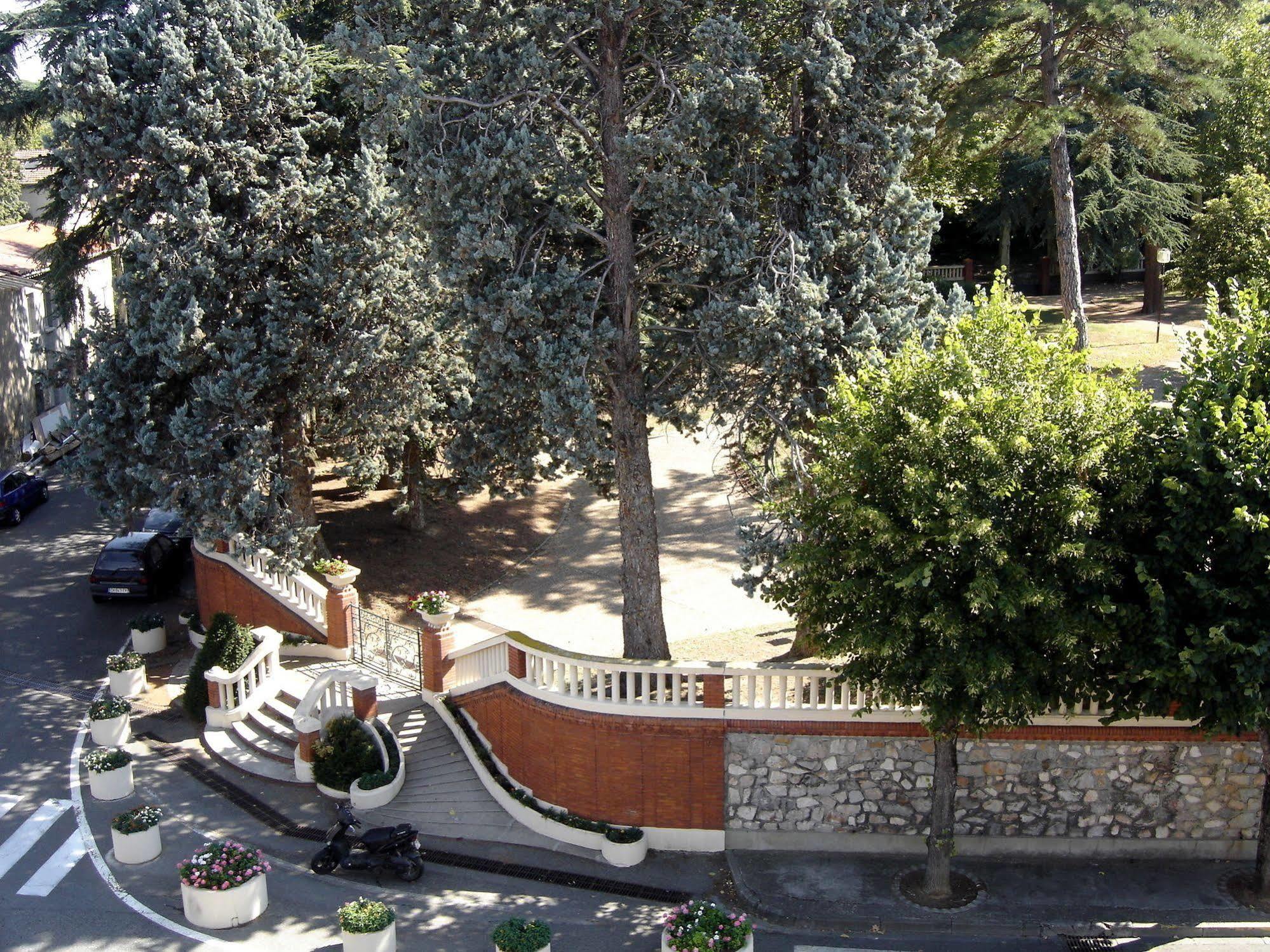 Hôtel Restaurant du Lauragais LOGIS DE FRANCE Villefranche-de-Lauragais Exterior foto
