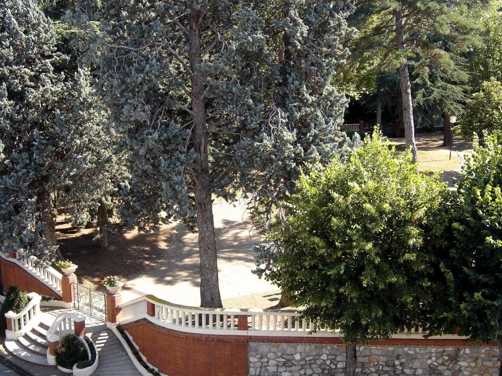 Hôtel Restaurant du Lauragais LOGIS DE FRANCE Villefranche-de-Lauragais Exterior foto